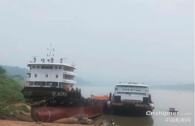 中江船业130米集散货船成功完成下排