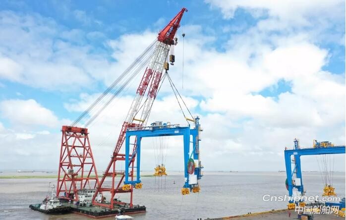 上海振华重工第三批轨道吊发运