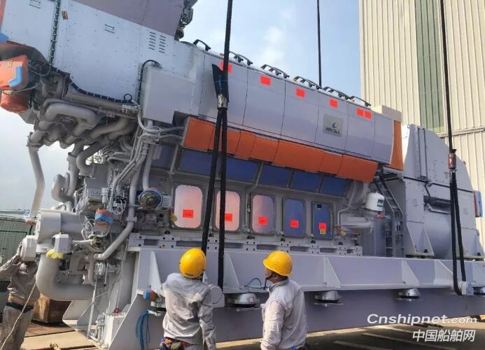 厦船重工2800客邮轮型客滚船双燃料主机吊装