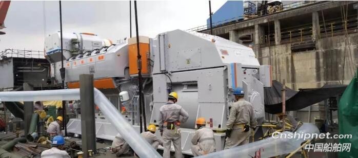 厦船重工2800客邮轮型客滚船双燃料主机吊装