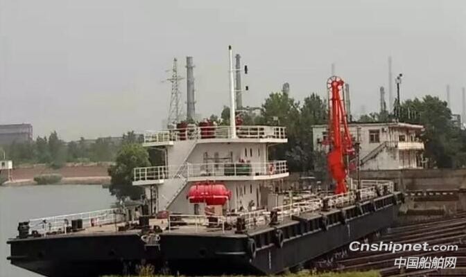 青山船厂长燃6107轮和石化8号趸船下水