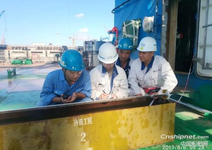 启东中远海运海工N792自升自航式风车安装船完成倾斜试验