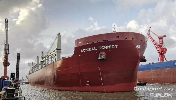 上海船厂首制108000吨散货船完成海试