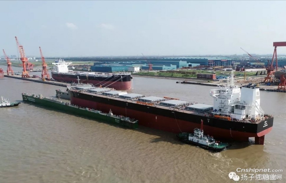 三井造船首制82000DWT散货船下水