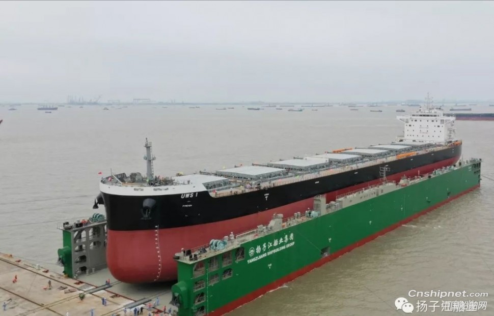 三井造船首制82000DWT散货船下水