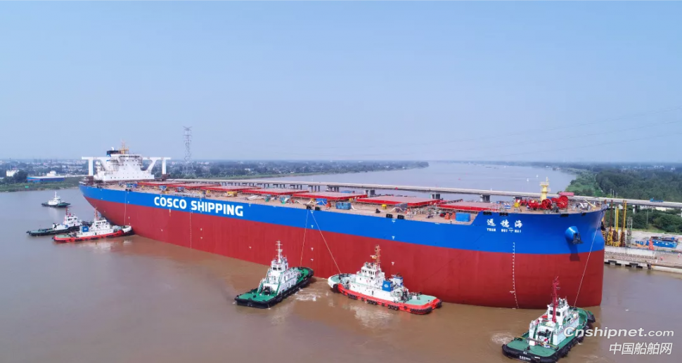 扬州中远海运重工2艘40万吨矿砂船分别下水和实现半船起浮