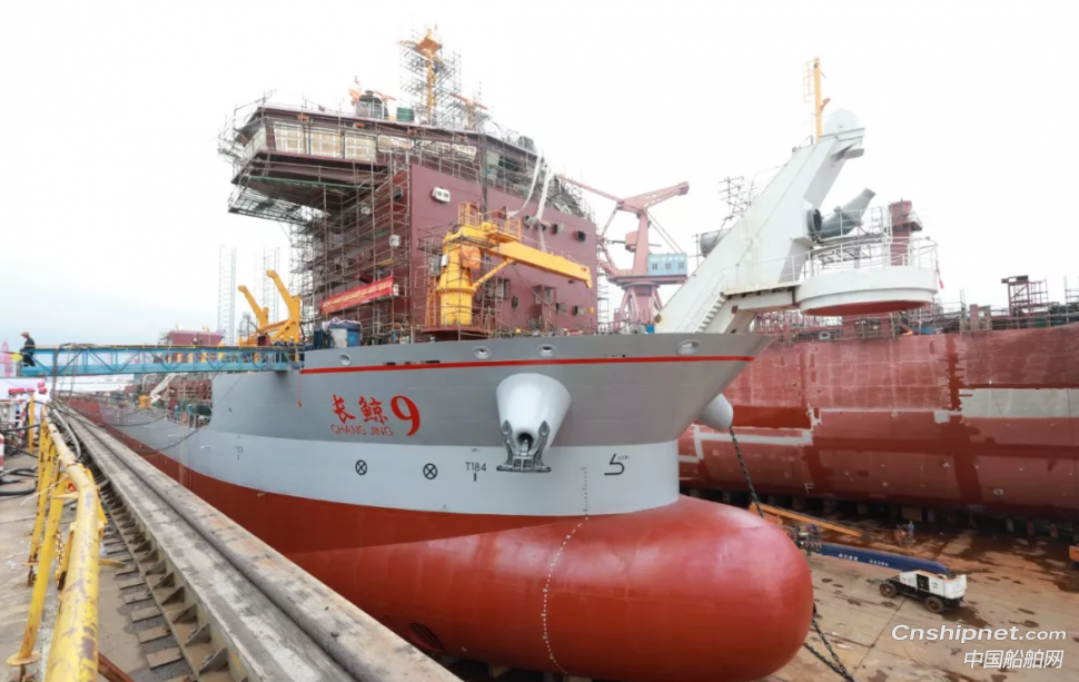 黄埔文冲13800方自航耙吸挖泥船顺利出坞