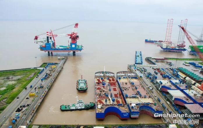 启东中远海运海工12000DWT顶推驳船分别出坞和合拢