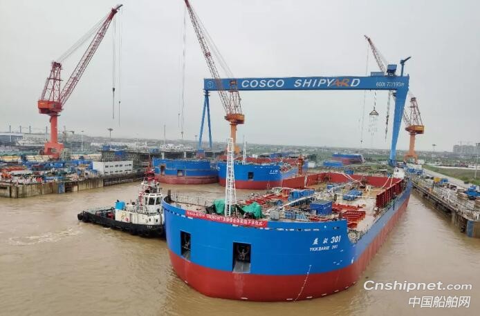 启东中远海运海工12000DWT顶推驳船分别出坞和合拢