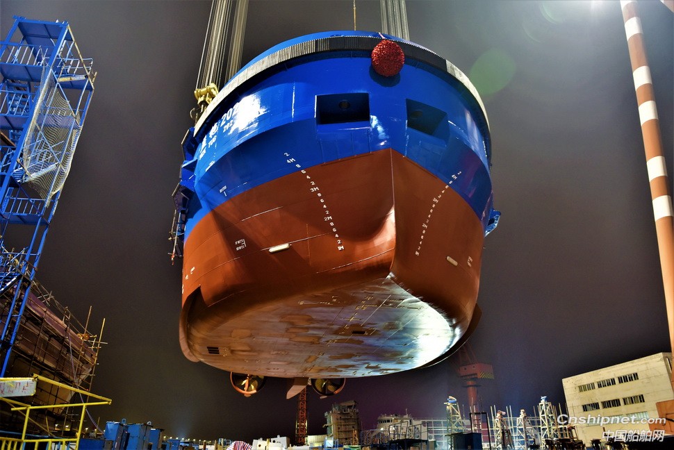 镇江船厂系列工作船第4艘吊装下水