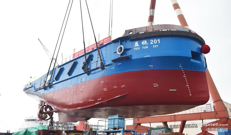 镇江船厂“一带一路”顶推船首制船吊装下水