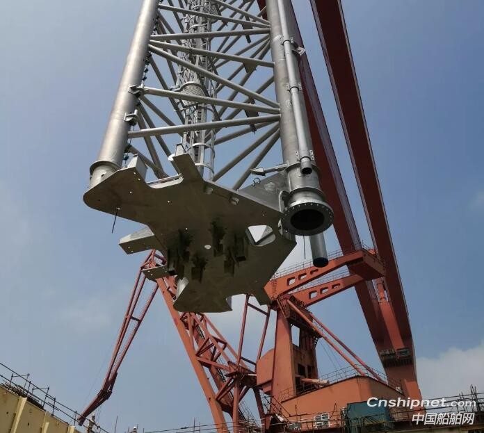 沪东中华完成全球首艘双燃料22000箱集装箱首制船泵塔吊装
