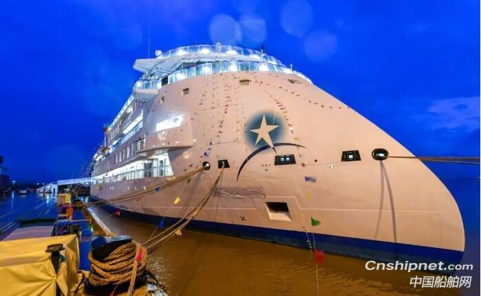 中国首制极地探险邮轮命名交付