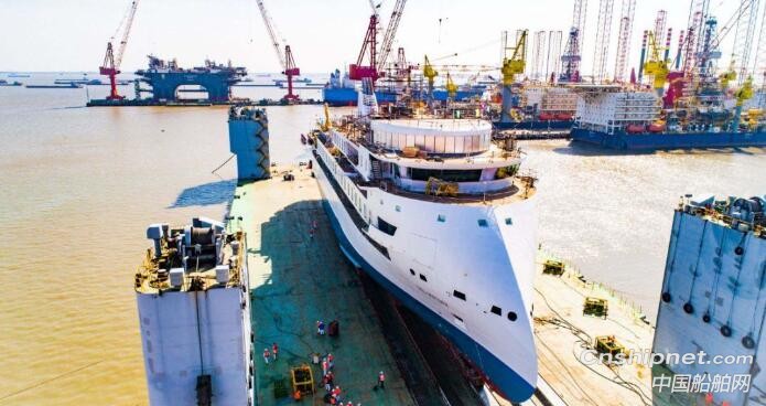 中国首制极地探险邮轮命名交付