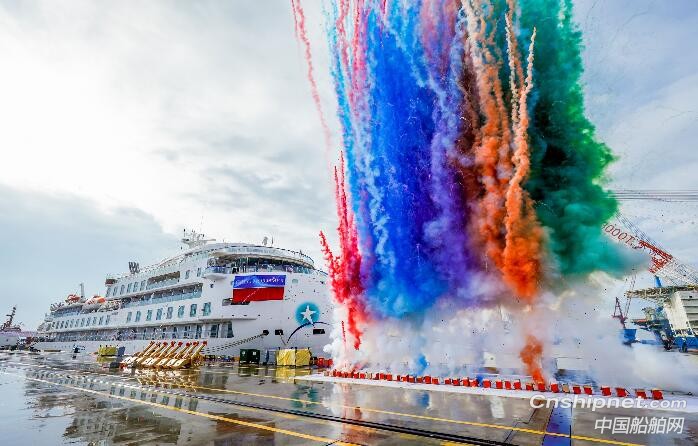 中国首制极地探险邮轮命名交付