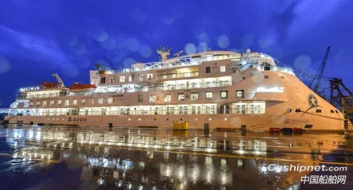 中国首制极地探险邮轮命名交付