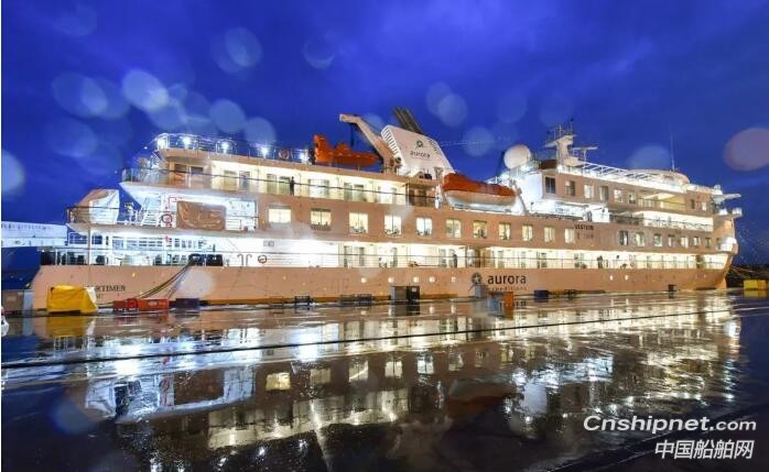 中国首制极地探险邮轮命名交付