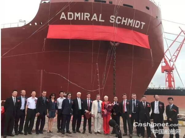 全球首艘10.8万吨极地散货船命名交付