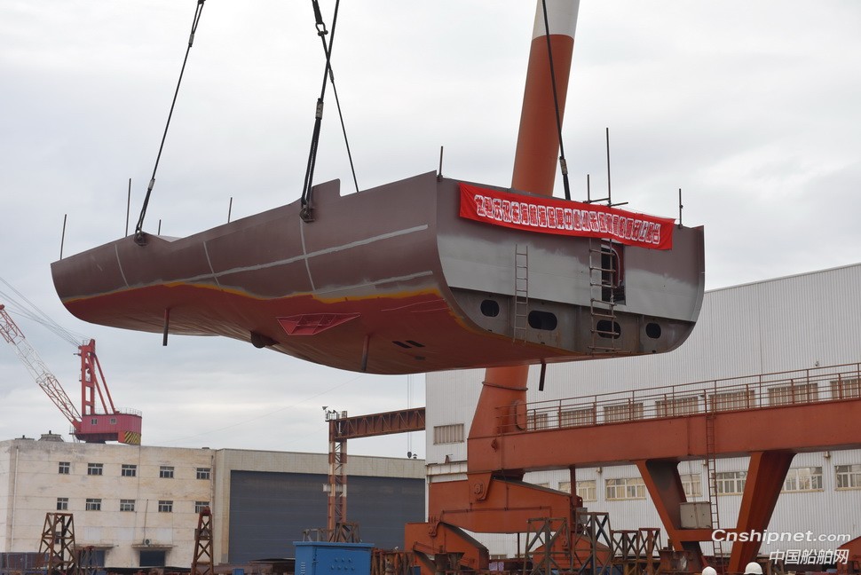 镇江船厂两艘海事测量船同日搭载