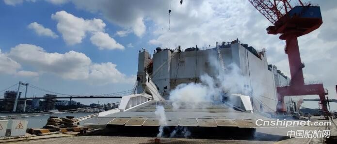 厦船重工首制7500车双燃料汽车滚装船艉门首次成功全开到位