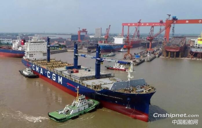 扬子江船业首制2200TEU集装箱船顺利出坞