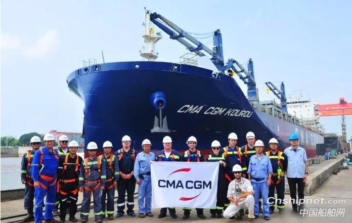 扬子江船业首制2200TEU集装箱船顺利出坞