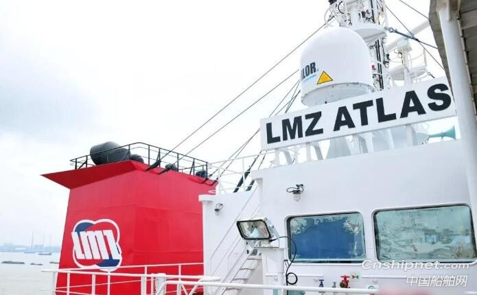 扬子江船业首制82000DWT散货船顺利交付