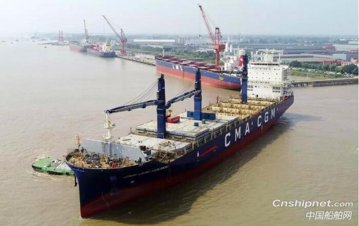 扬子江船业首制2200TEU集装箱船顺利出坞