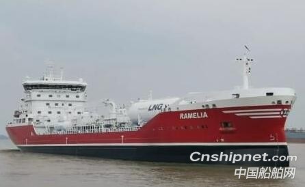 中航鼎衡16300吨双燃料化学品6#船签字交付