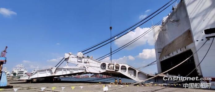 厦船重工首制7500车双燃料汽车滚装船艉门首次成功全开到位