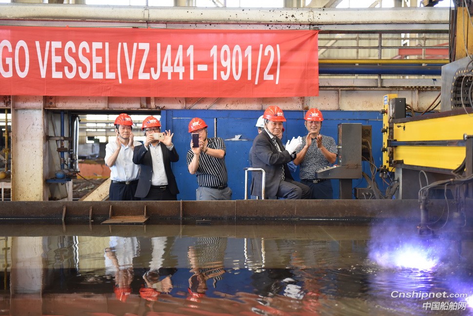镇江船厂2艘3700DWT杂货船顺利开工