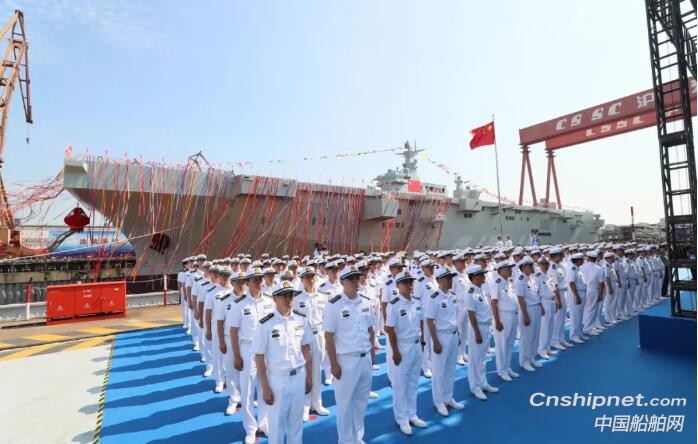 中国海军首艘075型两栖攻击舰下水