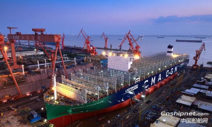 沪东中华23000箱超大型集装箱船下水