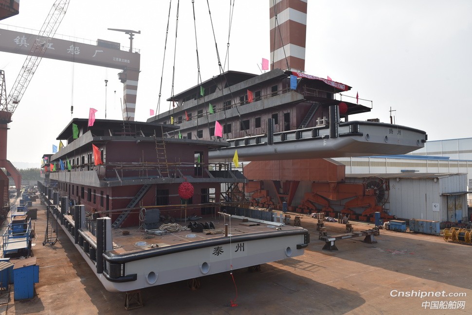 镇江船厂3艘海事趸船顺利吊装下水