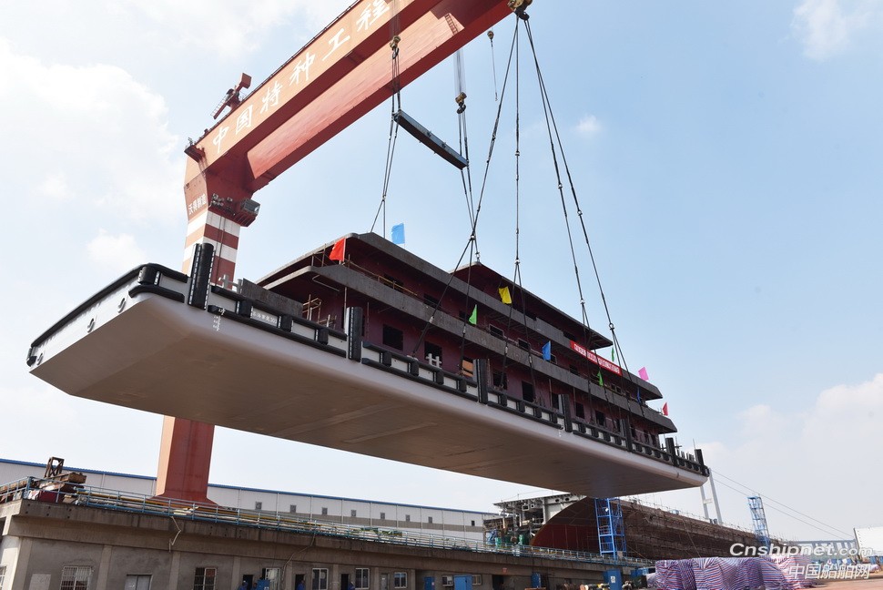 镇江船厂3艘海事趸船顺利吊装下水