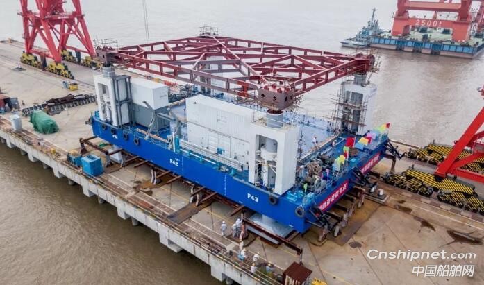 沪东中华首个海上多功能施工平台顺利下水
