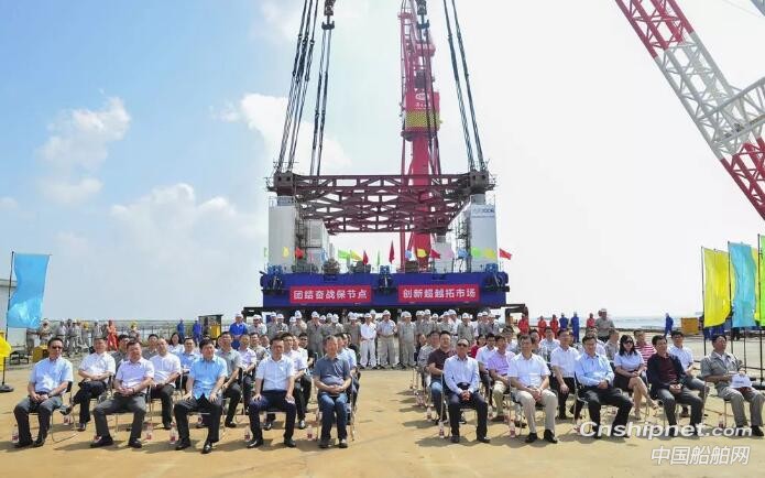 沪东中华首个海上多功能施工平台顺利下水