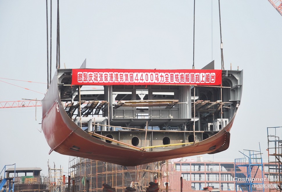 镇江船厂4400hp全回转拖船顺利搭载