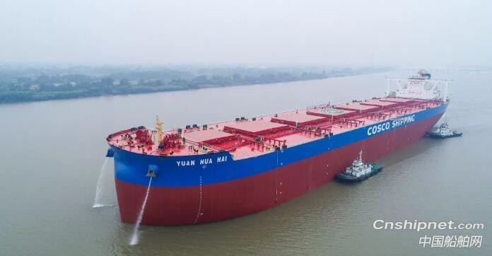 扬州中远海运重工2艘64000吨散货船出坞