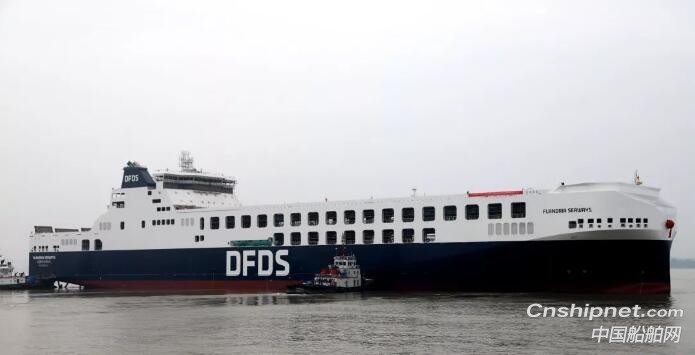金陵船厂第五艘15500吨滚装船顺利出坞