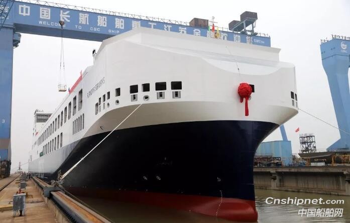 金陵船厂第五艘15500吨滚装船顺利出坞