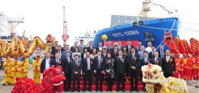 扬子江船业首制2400TEU集装箱船命名交付