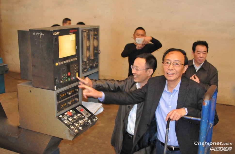 口岸船舶59990吨散货船点火开工