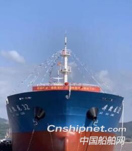 东红船业7700DWT散货船“奥凯龙32”顺利下水