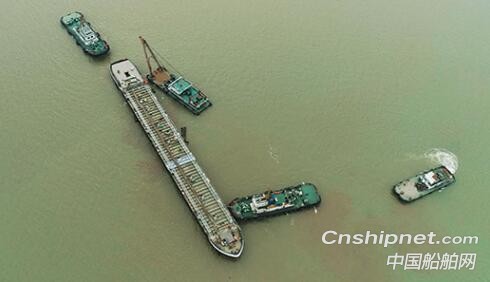 象屿海装内河化学品运输驳船顺利下水