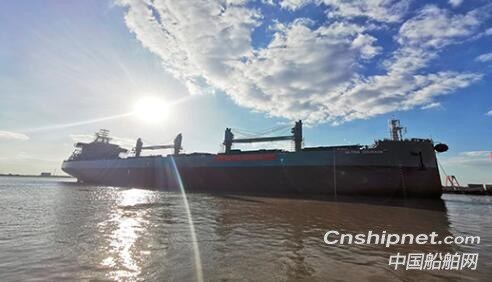 象屿海装63500DWT系列散货船XY025顺利出坞