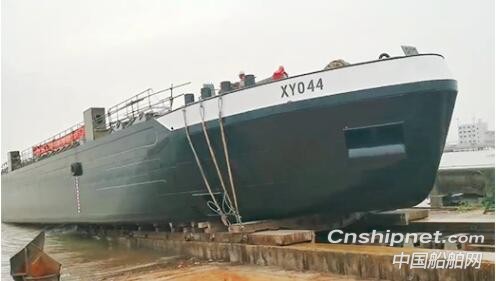 象屿海装内河化学品运输驳船顺利下水