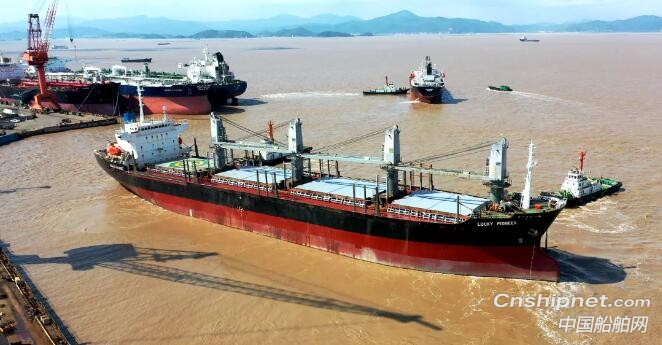 舟山中远海运重工散货船“幸运先锋”轮修理完工