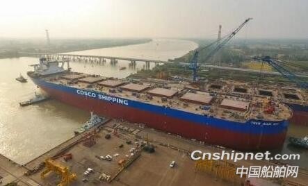 扬州中远海运重工40万吨矿砂船H1451顺利下水出坞