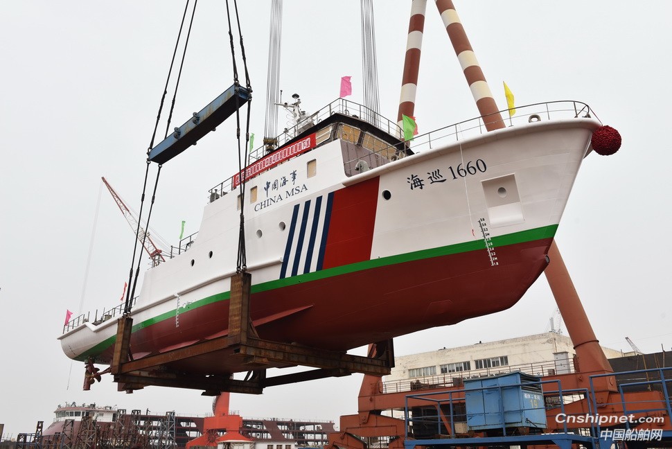 镇江船厂2艘海事测量船顺利吊装下水